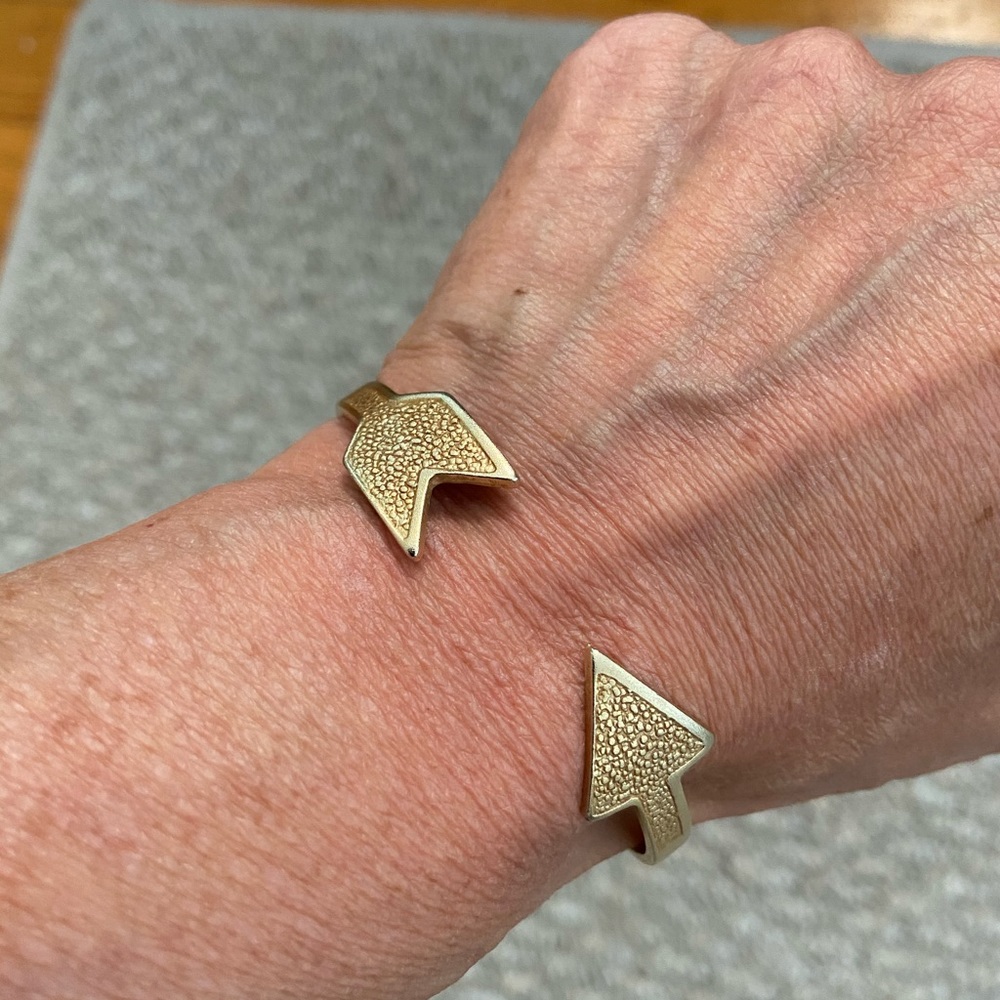 Open arrow bracelet